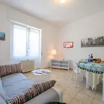 Apartment Casa Al Caprifoglio 600m From - Happy