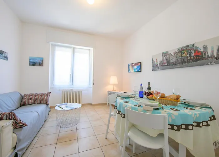 Apartment Casa Al Caprifoglio 600m From - Happy Ispra