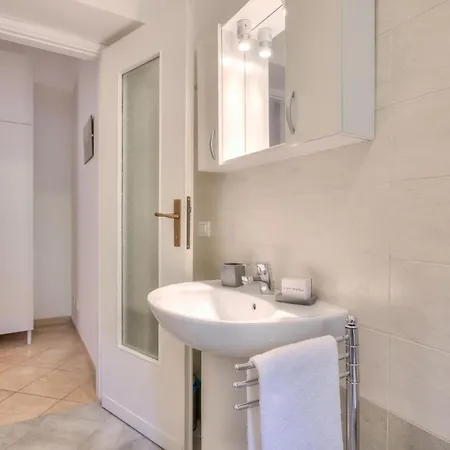 Casa Al Caprifoglio - Ispra Apartment 600M From Beach - Happy Rentals